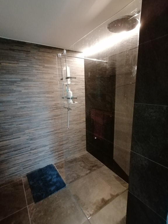 Italian shower in ensuite bathroom