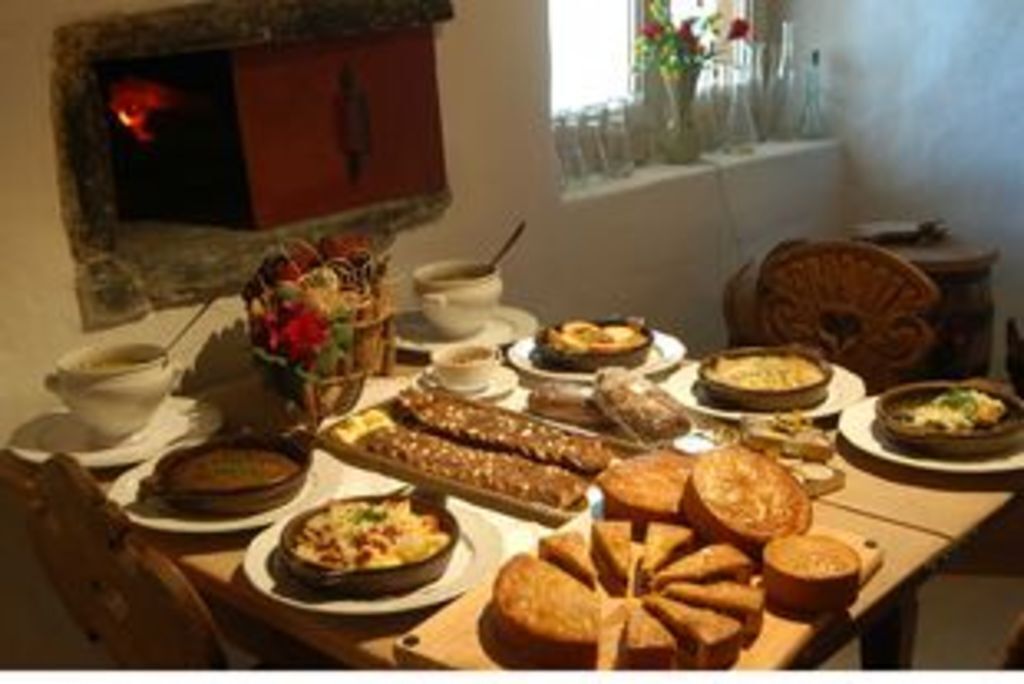 Maluns, Capuns, Pizokkels, Pizzoccheri, air dried beef, venisons and roe deer sausage, Landjäger, nut tarts, pear bread
Enjo...