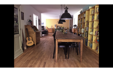 Wohn-Essraum mit langem Tisch