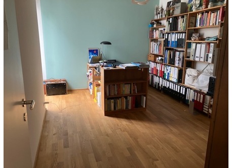 Büro, wo zwei Matratzen als 5. und 6. Schlafplatz gelegt werden können.