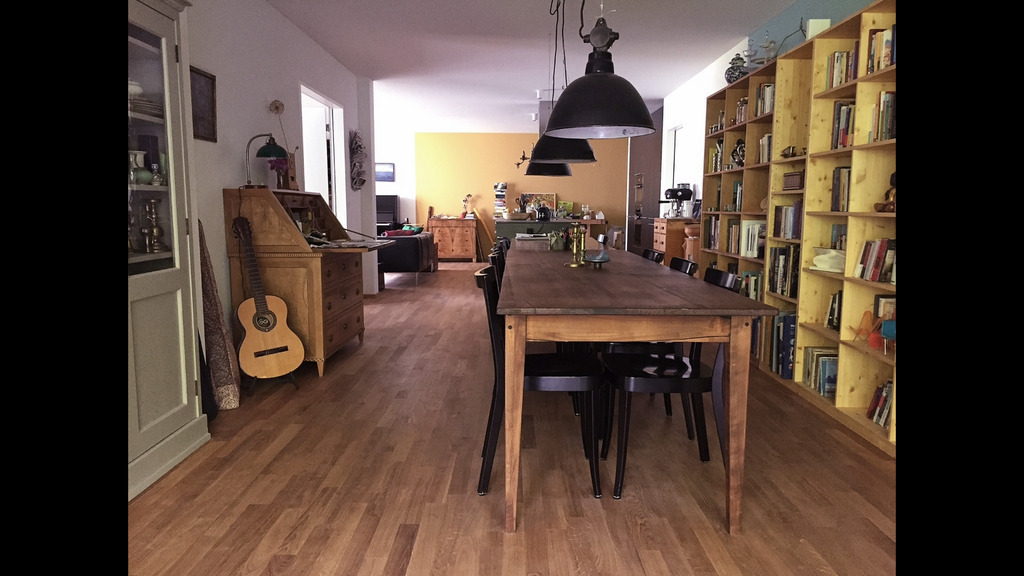 Wohn-Essraum mit langem Tisch