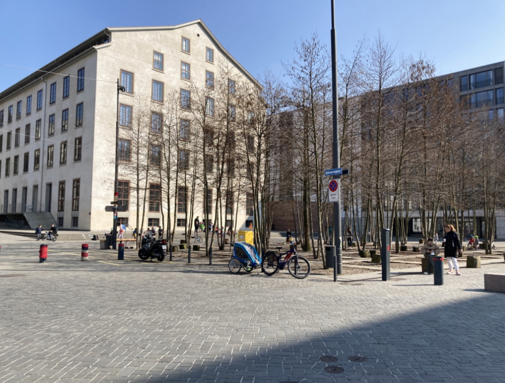 Der Spinnereiplatz direkt um die Ecke mit Restaurant, Bäcker, Supermarkt und Bahnhof