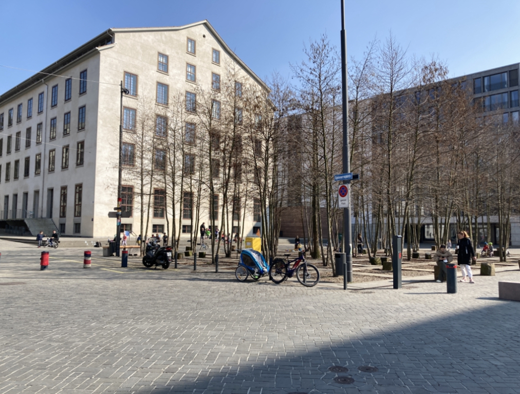 Der Spinnereiplatz direkt um die Ecke mit Restaurant, Bäcker, Supermarkt und Bahnhof