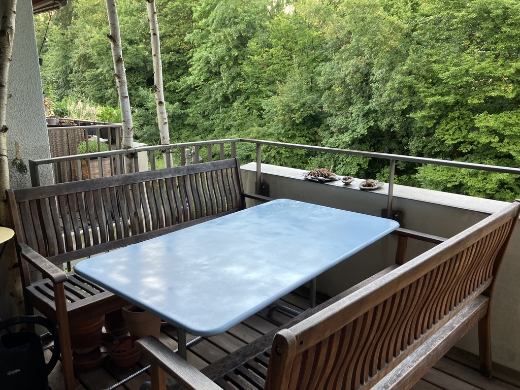 Bei Sonne und Regen kann man im Sommer draussen essen