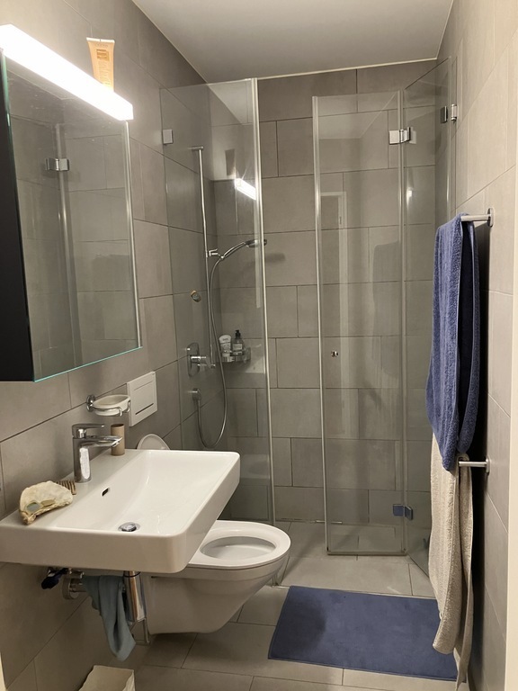 Kleines Bad mit Dusche