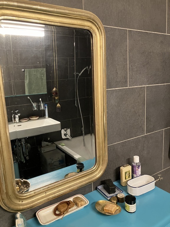 Grosses Bad im Spiegel