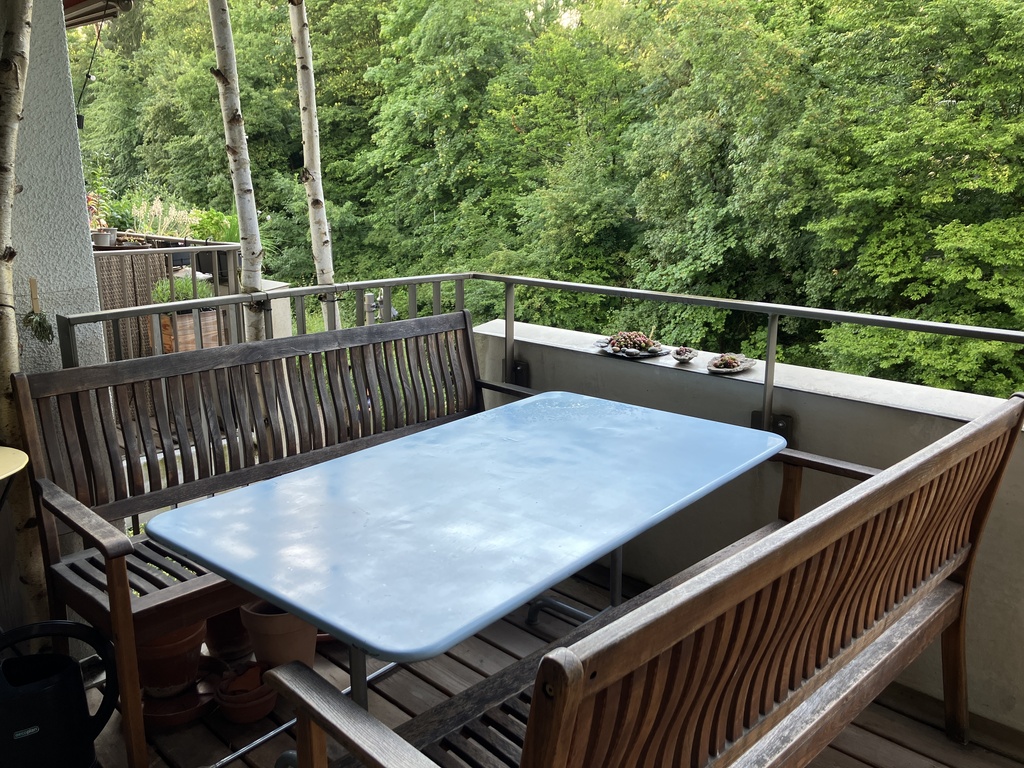 Bei Sonne und Regen kann man im Sommer draussen essen