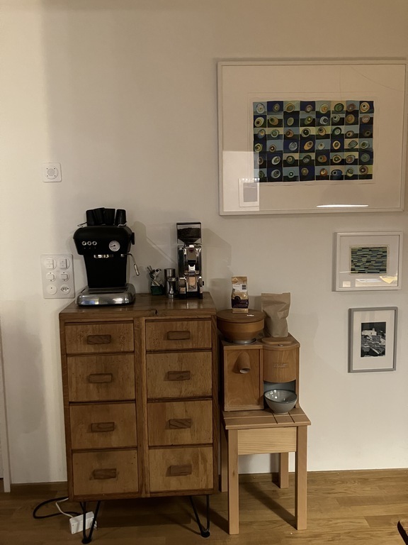 Kaffeemaschine, Getreidemühle und viele Teeschubladen