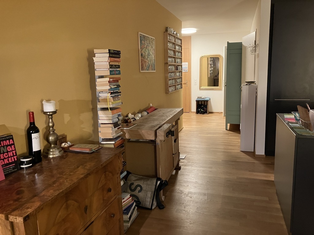 Korridor und Eingang mit Hobelbank zum basteln