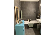 Grosses Bad mit Badewanne und WC