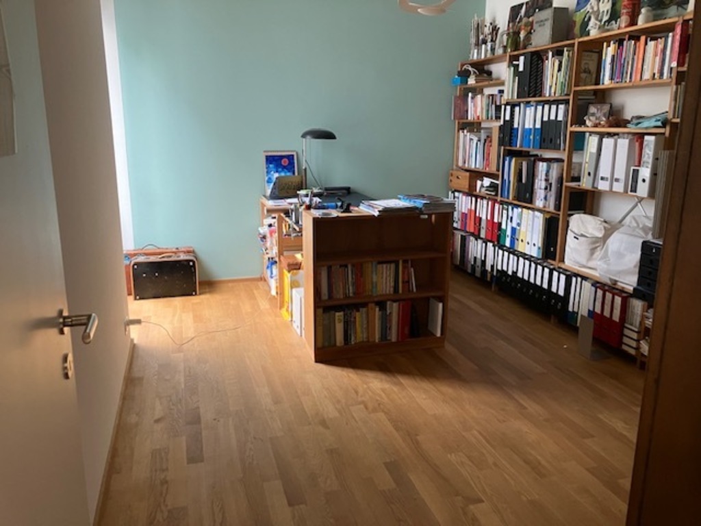 Büro, wo zwei Matratzen als 5. und 6. Schlafplatz gelegt werden können.