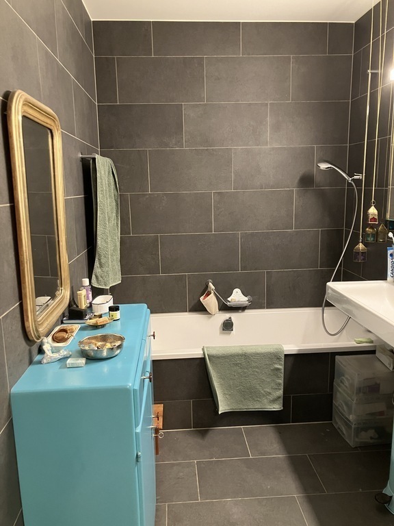 Grosses Bad mit Badewanne und WC