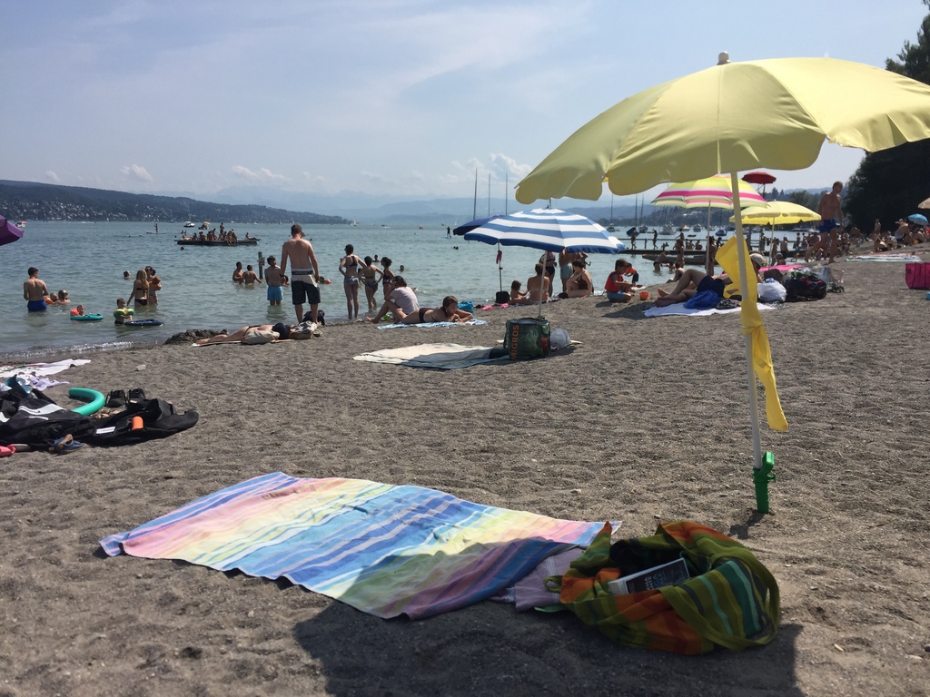 Mit und ohne Kinder ist das Freibad Mythenquai ein Besuch wert - der Sandstrand der Stadt!