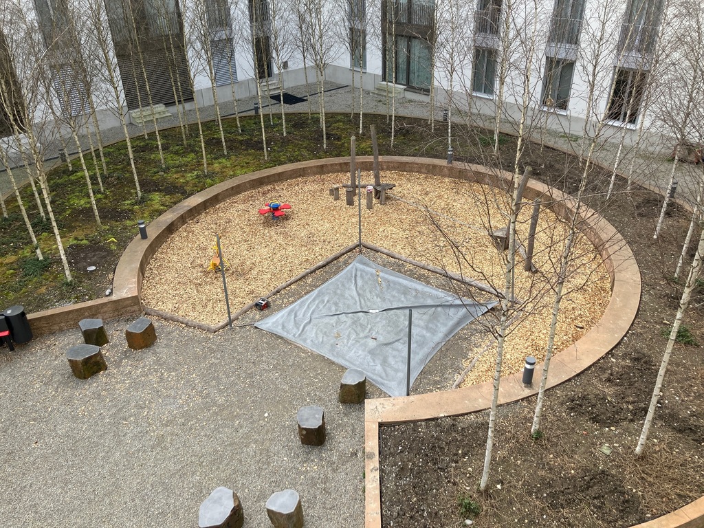 Innenhof des Hauses mit Spielplatz