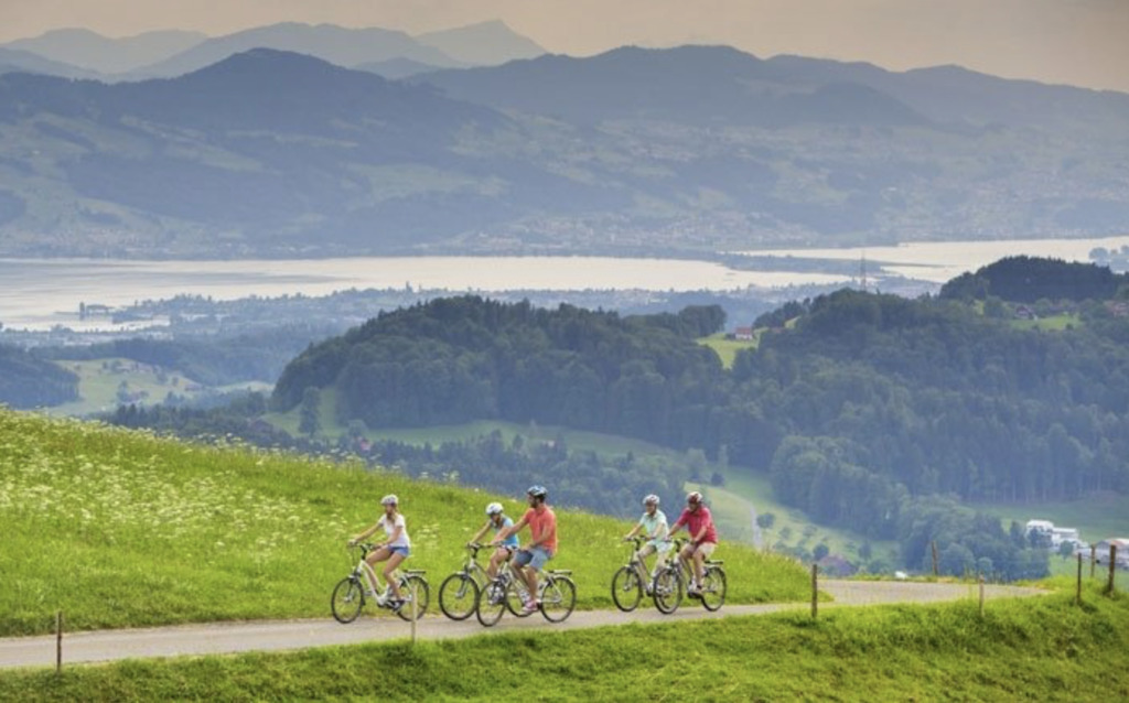 Many bike routes around the Lake of Zürich