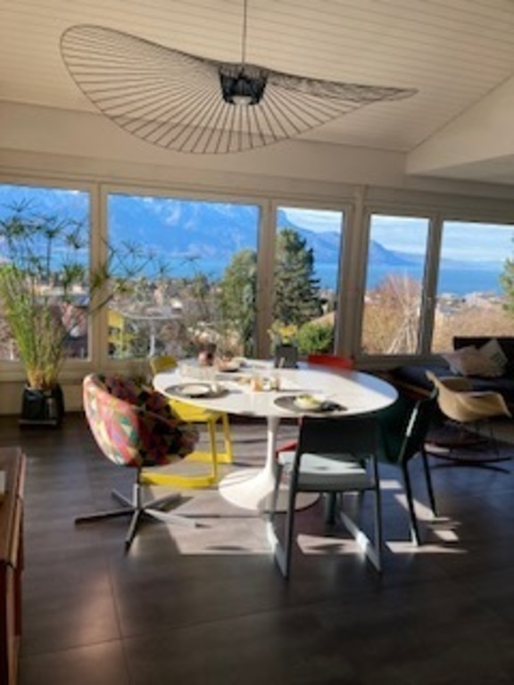 Salle à manger : vue sur le lac