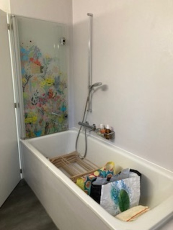 Salle de bain avec baignoire