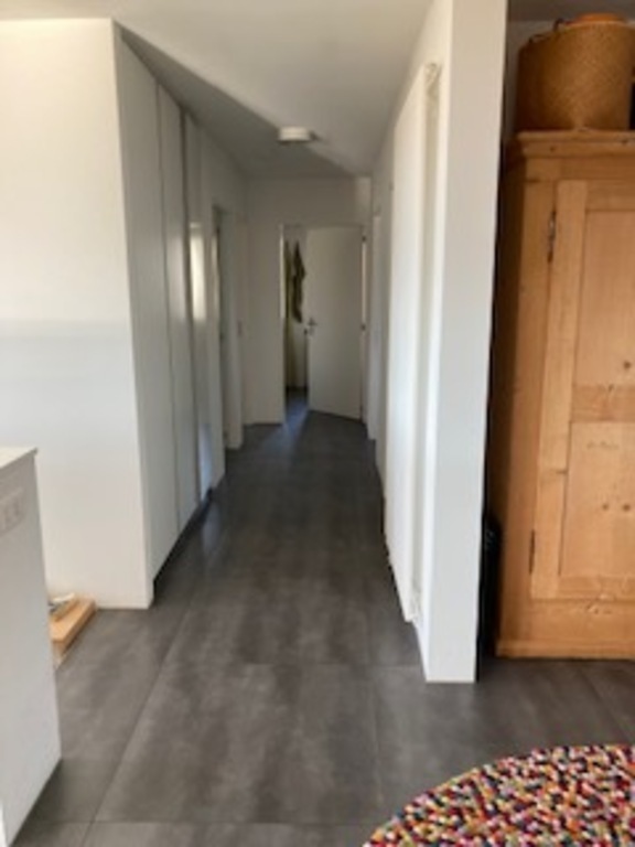 Couloir menant aux chambres et salles de bain