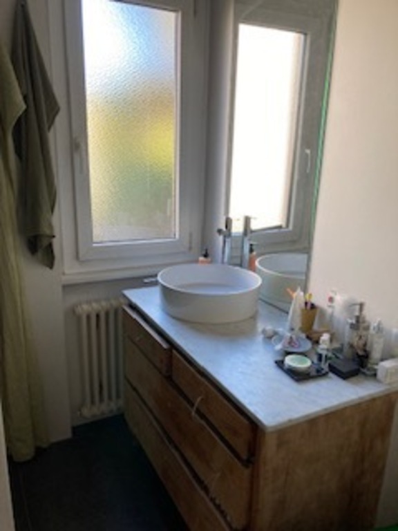 Salle de bain avec douche