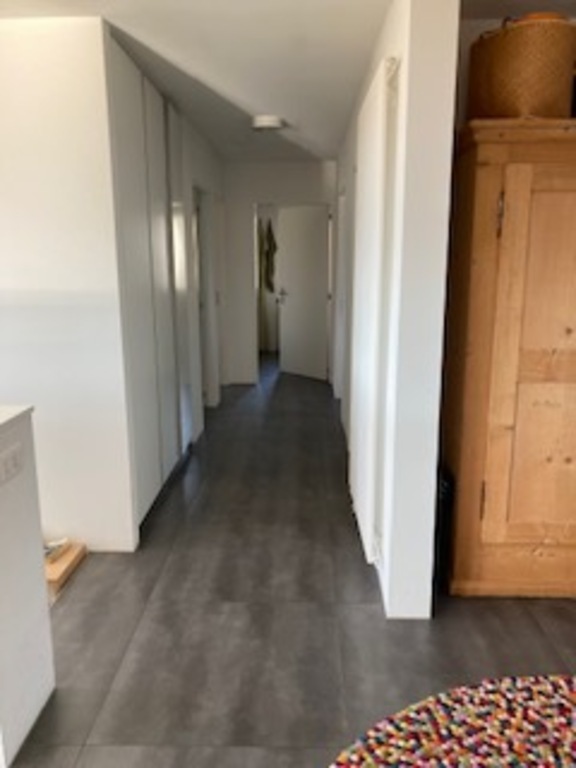 Couloir menant aux chambres et salles de bain