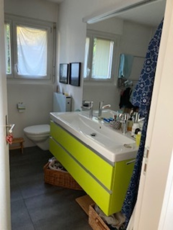 Salle de bain avec baignoire