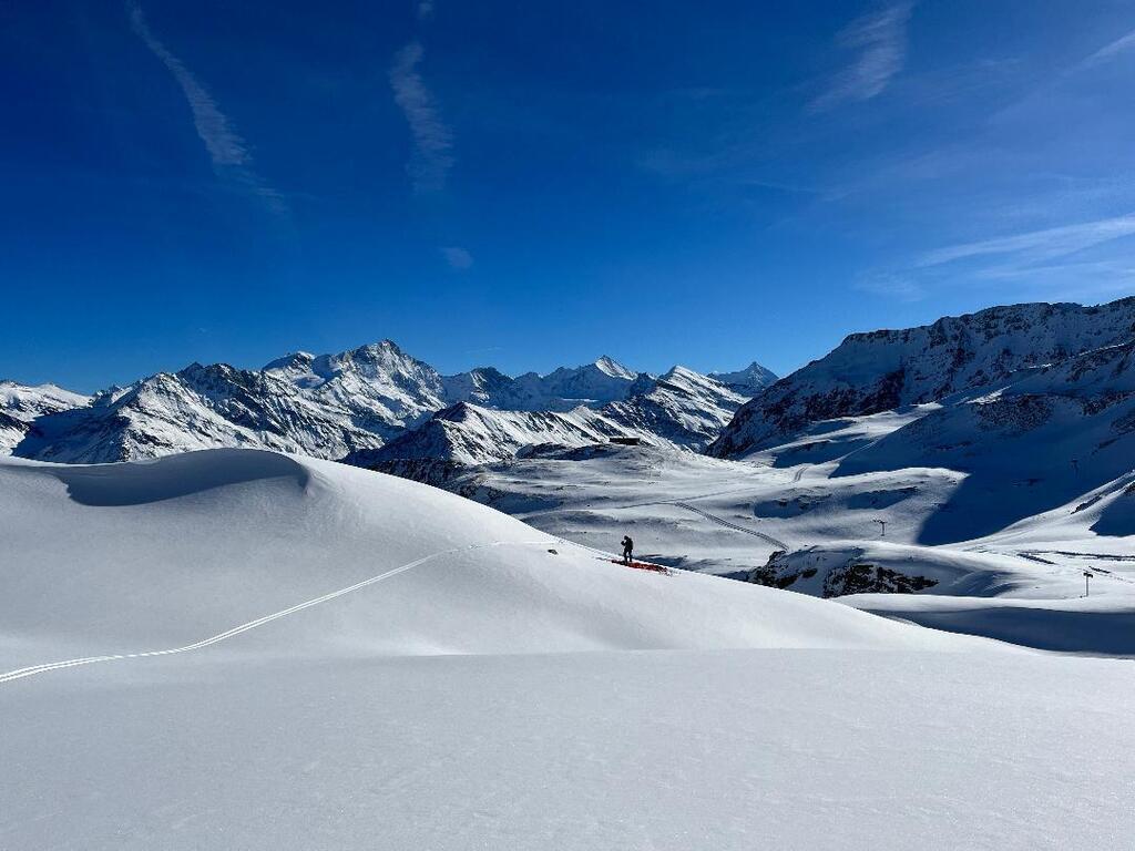 Grimentz (20 minutes away by free bus)