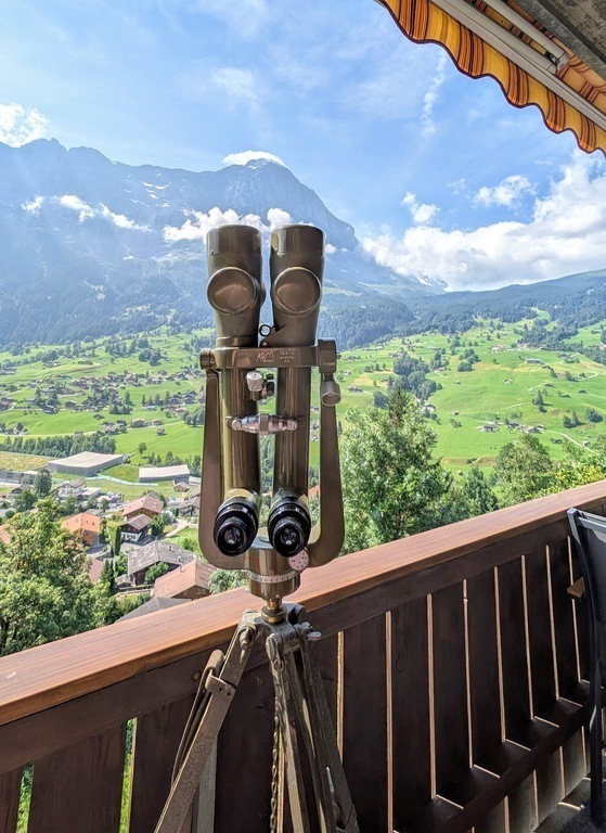 Balkon mit Sicht auf den Eiger