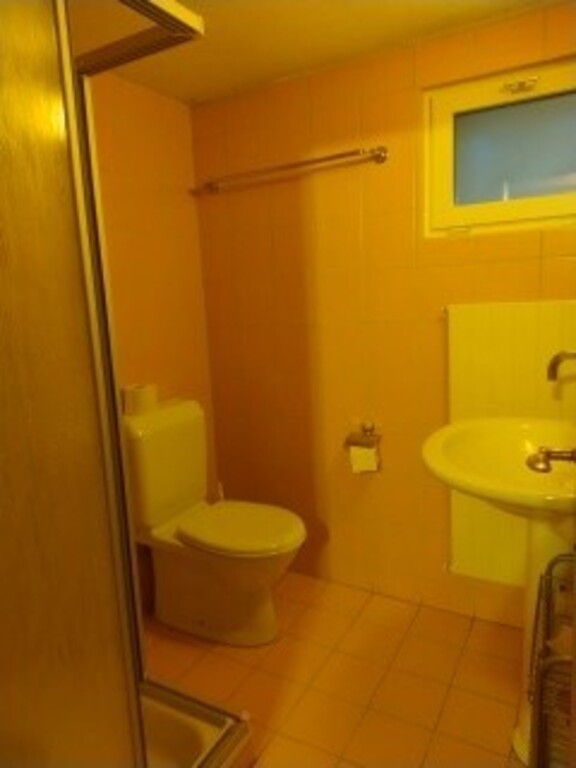 Haus A: bathroom basement / Badezimmer 1. UG