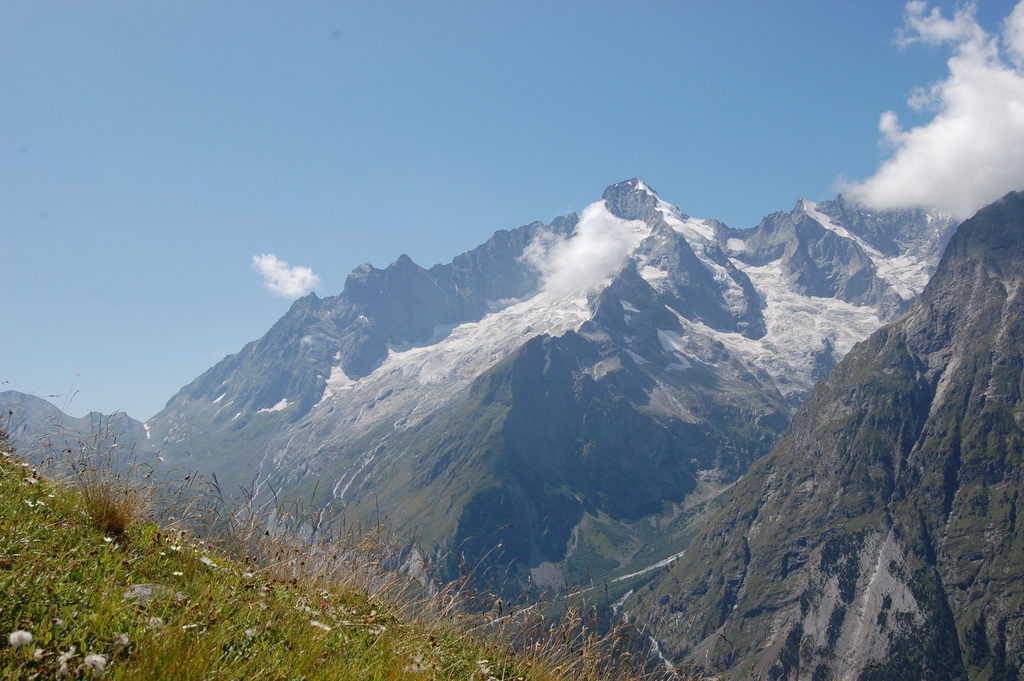 Vue sur le Dolent depuis un sentiers au dessus du chalet