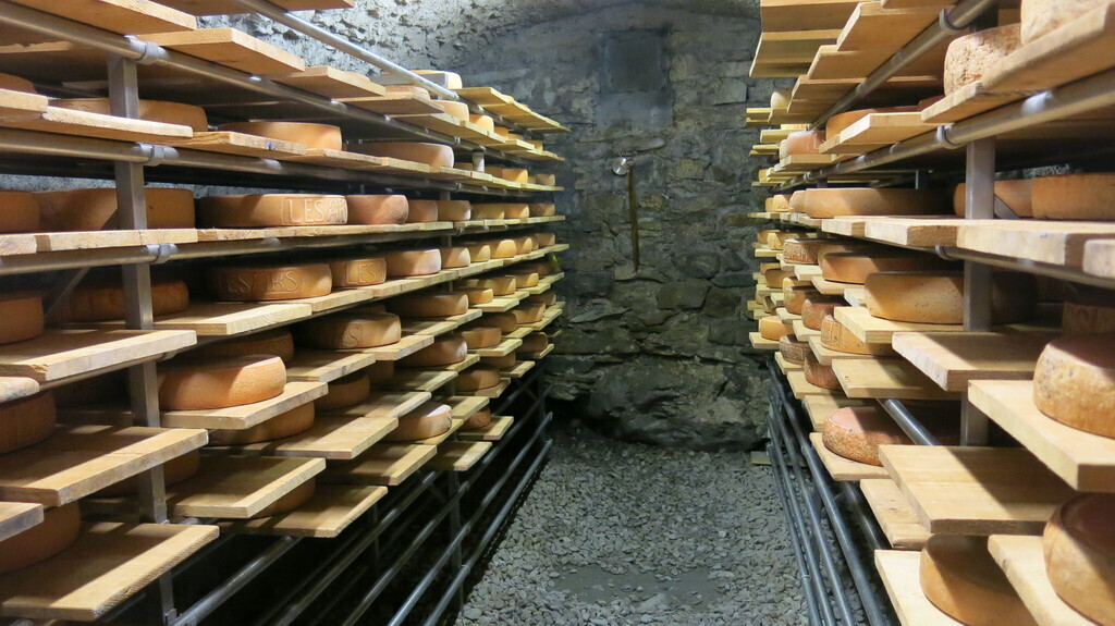 Cave à fromage à raclette à découvrir sur les alpages