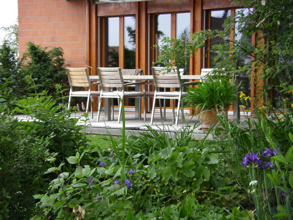 Der Sitzplatz lädt im Sommer ein, draussen zu essen, zu verweilen