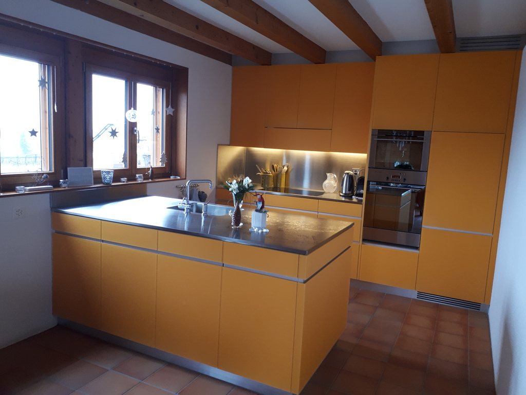 Die offene, helle Küche lädt zum Kochen ein.