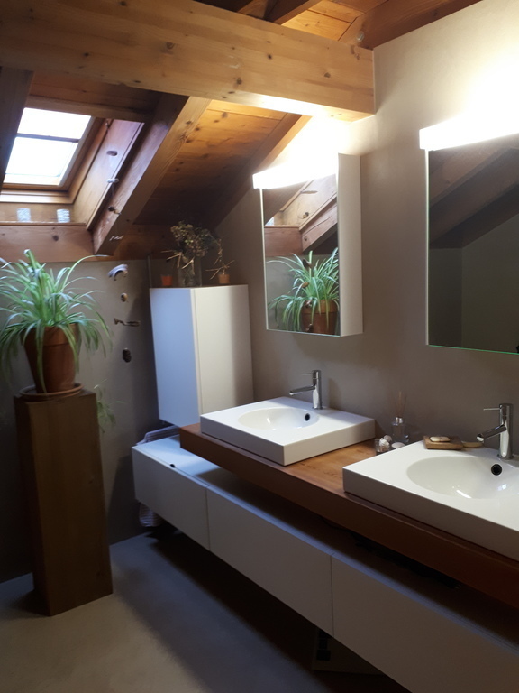 Blick in das familienfreundliche Badezimmer (Bad / Dusche)