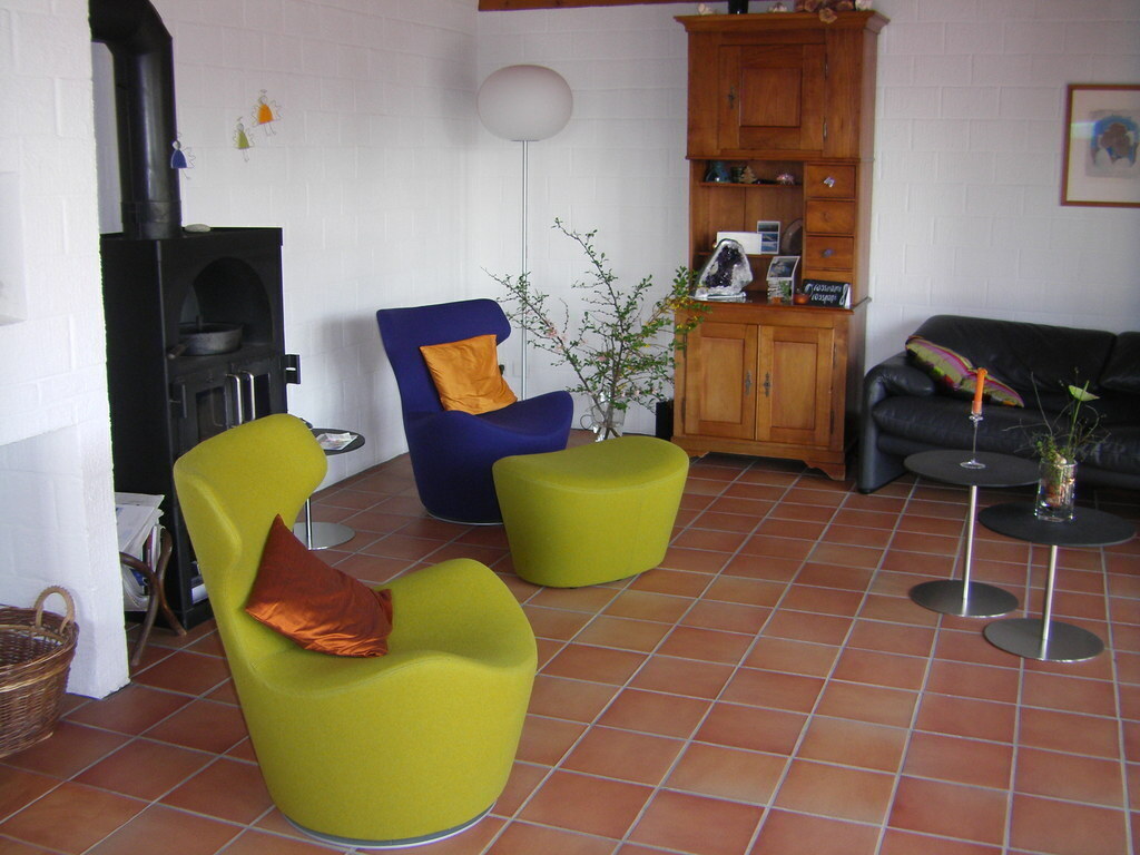 Vom Wohnraum aus: Prächtiger Blick in den Garten  