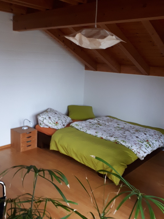 Blick in einen der drei Schlafräume, rund 20 m2, mit Zugang zur Terrasse