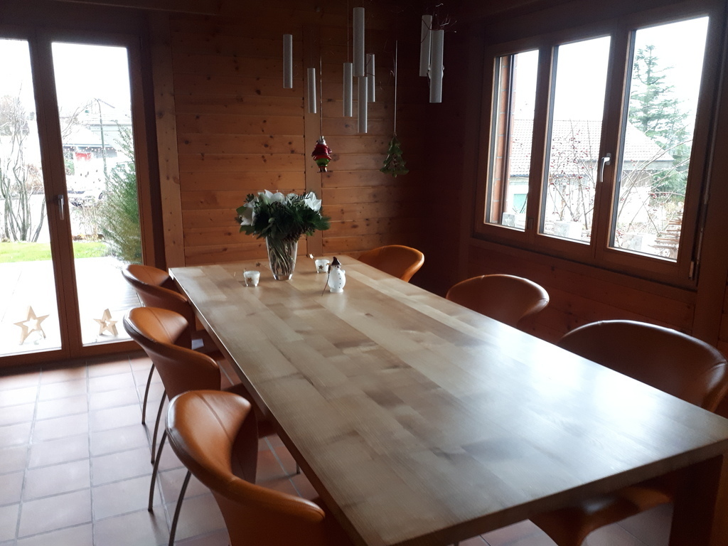 Vom Esstisch aus kommt man in den Genuss von schönen Sonnenuntergängen 