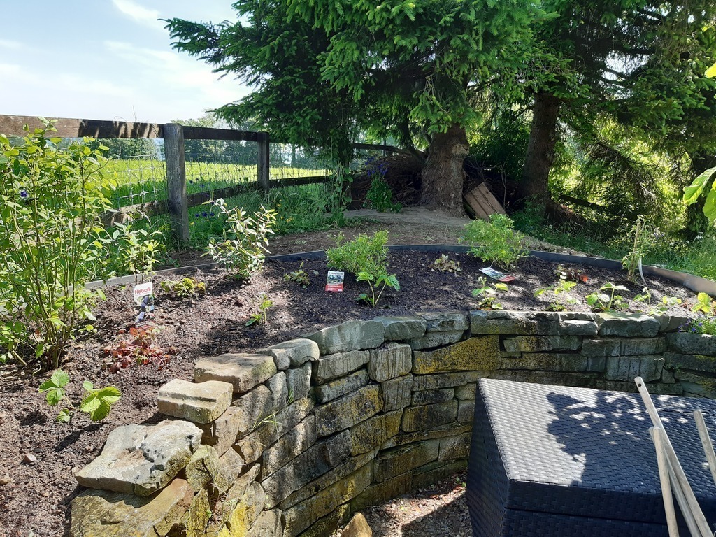 Gartensitzplatz am höchsten Punkt des Grundstücks mit Blick über den Bodensee und in die Voralpen