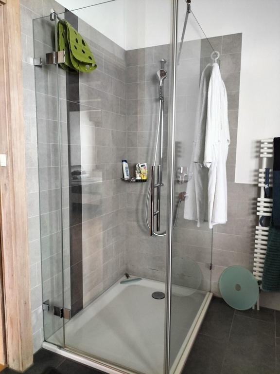 Dusche im En Suite Badezimmer im Obergeschoss