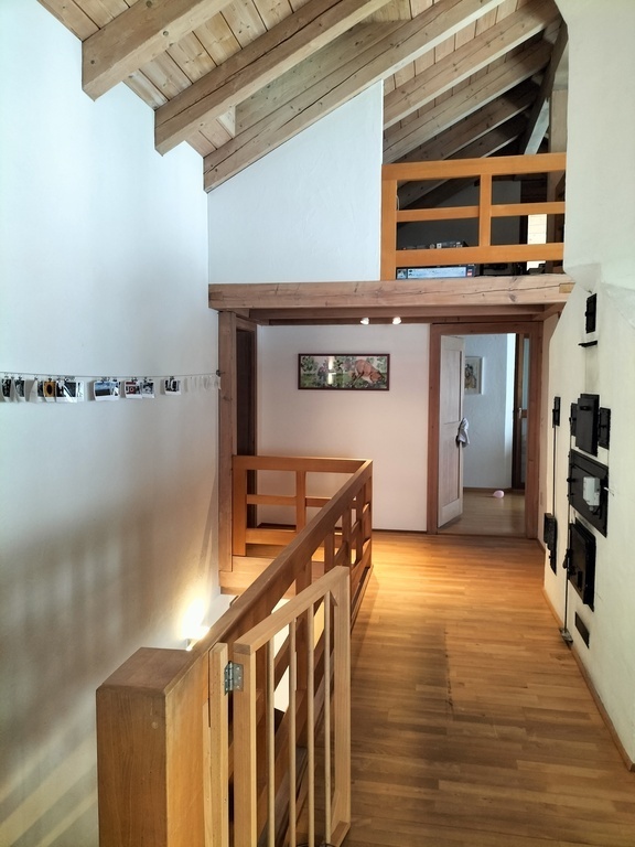 Gang im Obergeschoss mit Blick zum Elternschlafzimmer