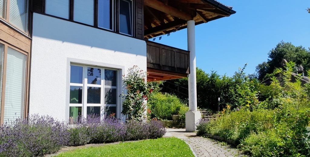 Aussenansicht Haus im Sommer