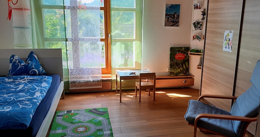 Kleines Kinderzimmer mit einem Bett im Erdgeschoss