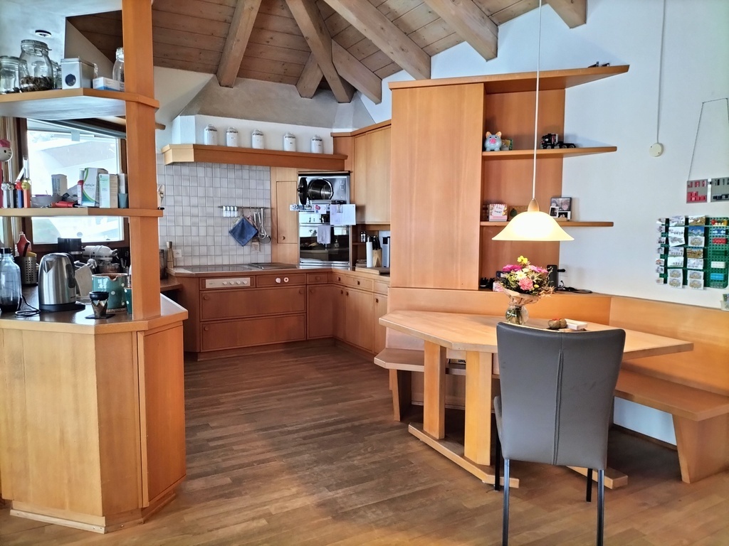 Küche mit kleinem Esstisch im Obergeschoss