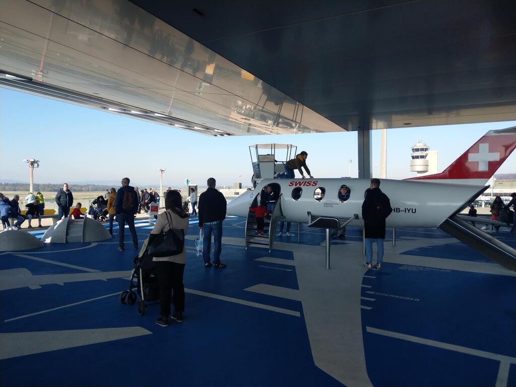 Flughafen Zürich mit Zuschauerterrasse und Kinderspielpatz (75 min mit ÖV / 60 min mit Auto)