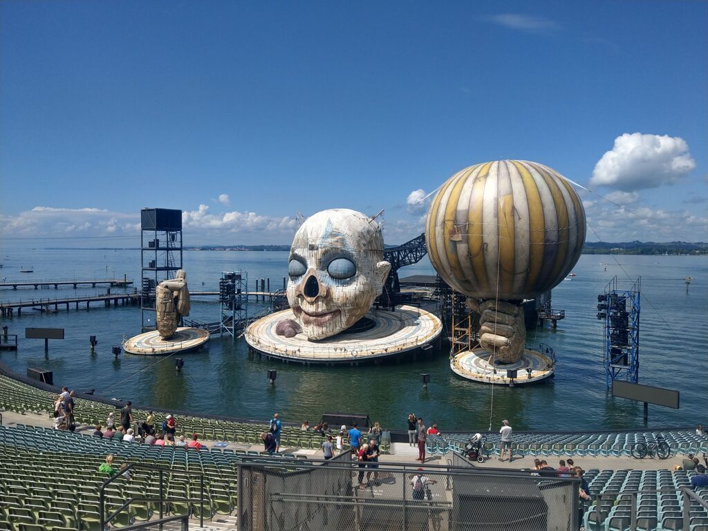 Bregenz (Austria) mit Seebühne am Bodensee (75 min mit ÖV / 65 min mit Auto)