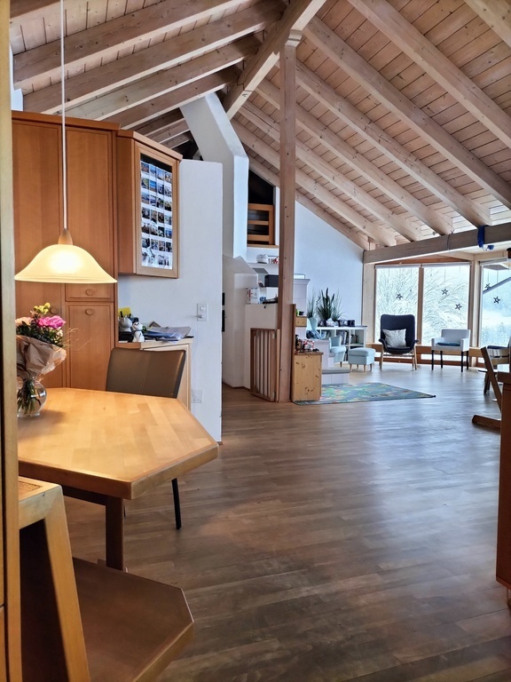 Blick von der Küche in den Wohnraum im Obergeschoss