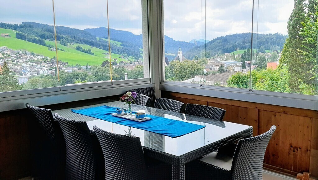 Balkon vor Küche mit Zugang zum Gartensitzplatz