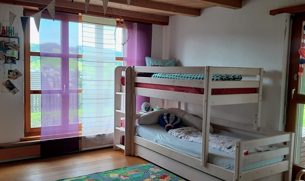 Grosses Kinderzimmer mit drei Betten im Erdgeschoss