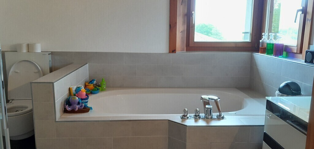 Sprudel-Badewanne im En Suite Badezimmer im Obergeschoss