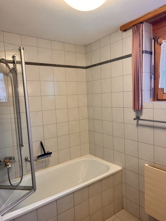 Bad mit Dusche/Badewanne