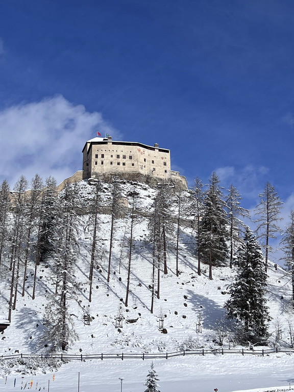 Schloss Tarasp  - 100 m